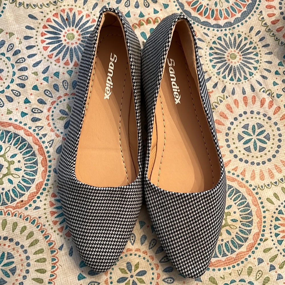 NWOB Black and white houndstooth slip on shoe with gold detail around heel.